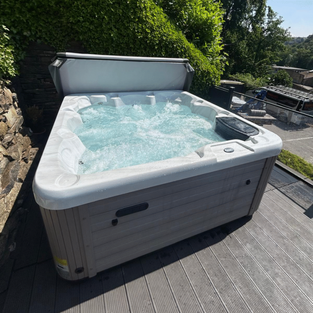 Holiday Let 5 Hot Tub 13 Amp 1 Lounger 5 Seats HSG282 Compliant