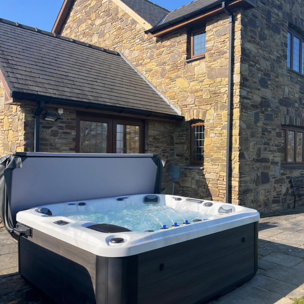Roma Hot Tub Marble White 32 Amp 1 Lounger 5 Seats