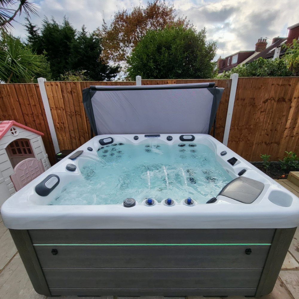 Brisbane Hot Tub 32 Amp Marble White 2 Loungers, 3 Seats