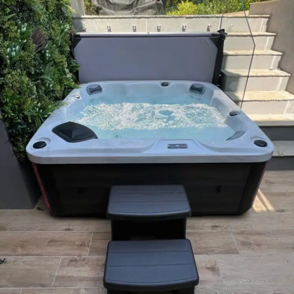 Garda Hot Tub 13 Amp Plug And Play 7 Seats