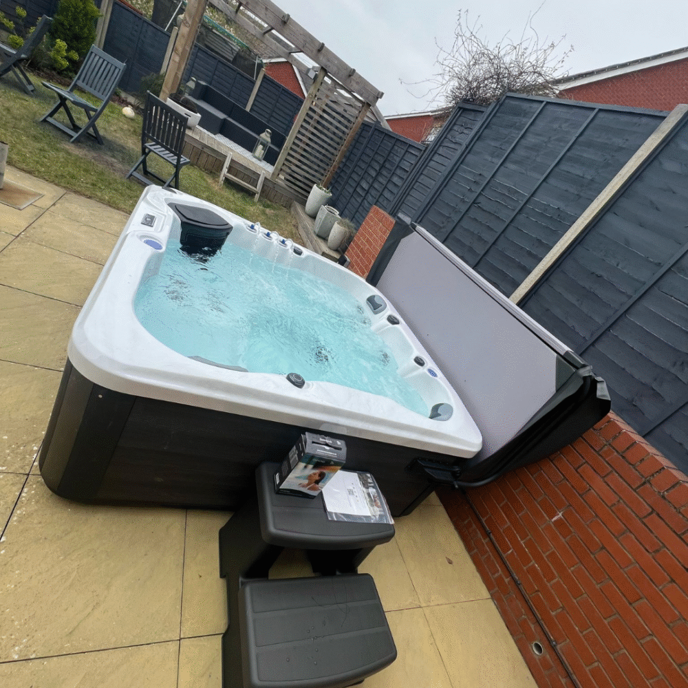 Como Hot Tub 13 Amp Plug And Play Marble White, 2 Loungers 3 seats